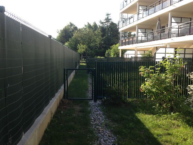 Pose de clôtures et portillons en grillage rigide pour sécurisation d’un espace résidentiel – Travaux d’aménagement par AK Rénovation dans le Pays de Gex