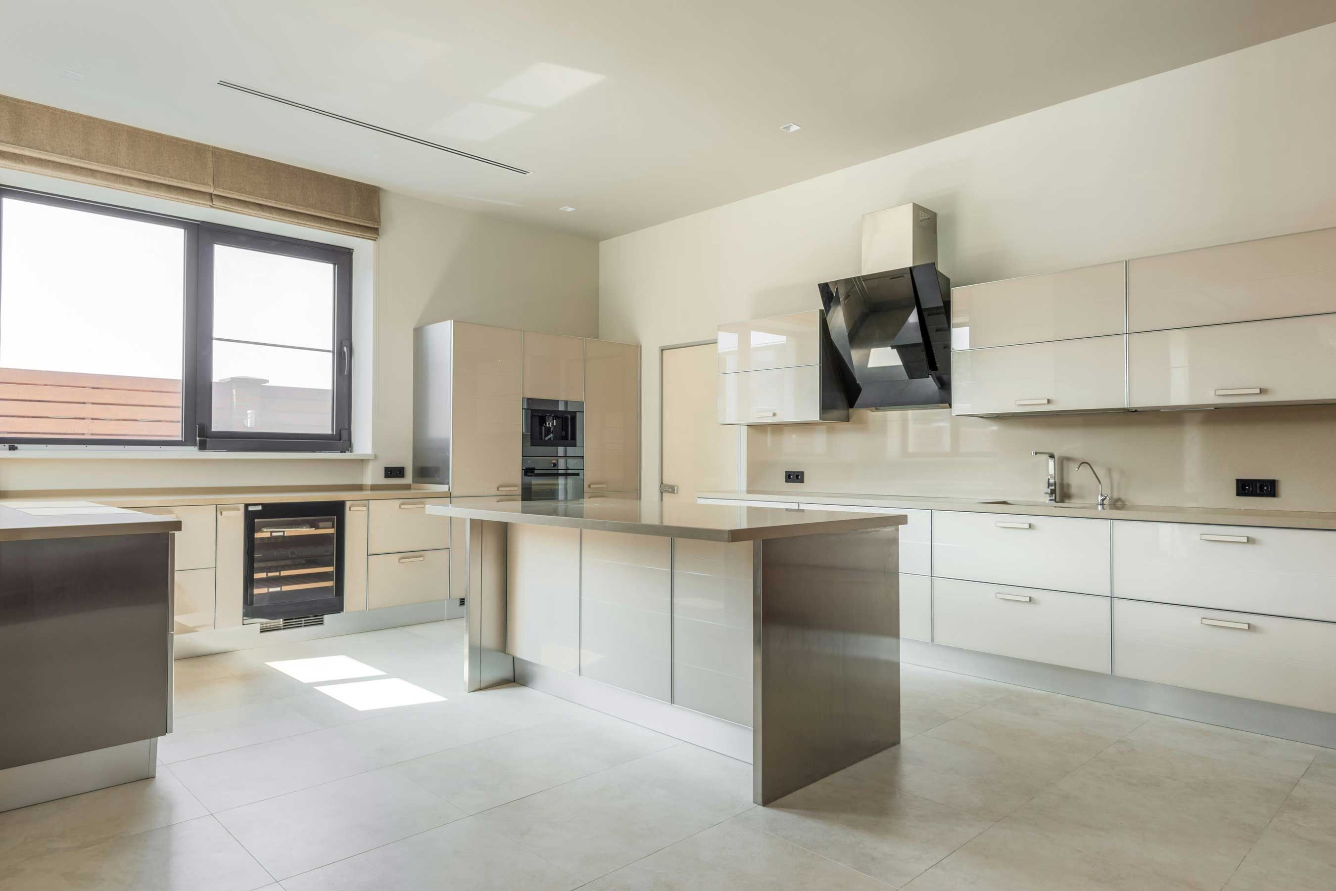 Rénovation intérieure d'une maison dans le Pays de Gex avec un salon lumineux et une cheminée moderne.