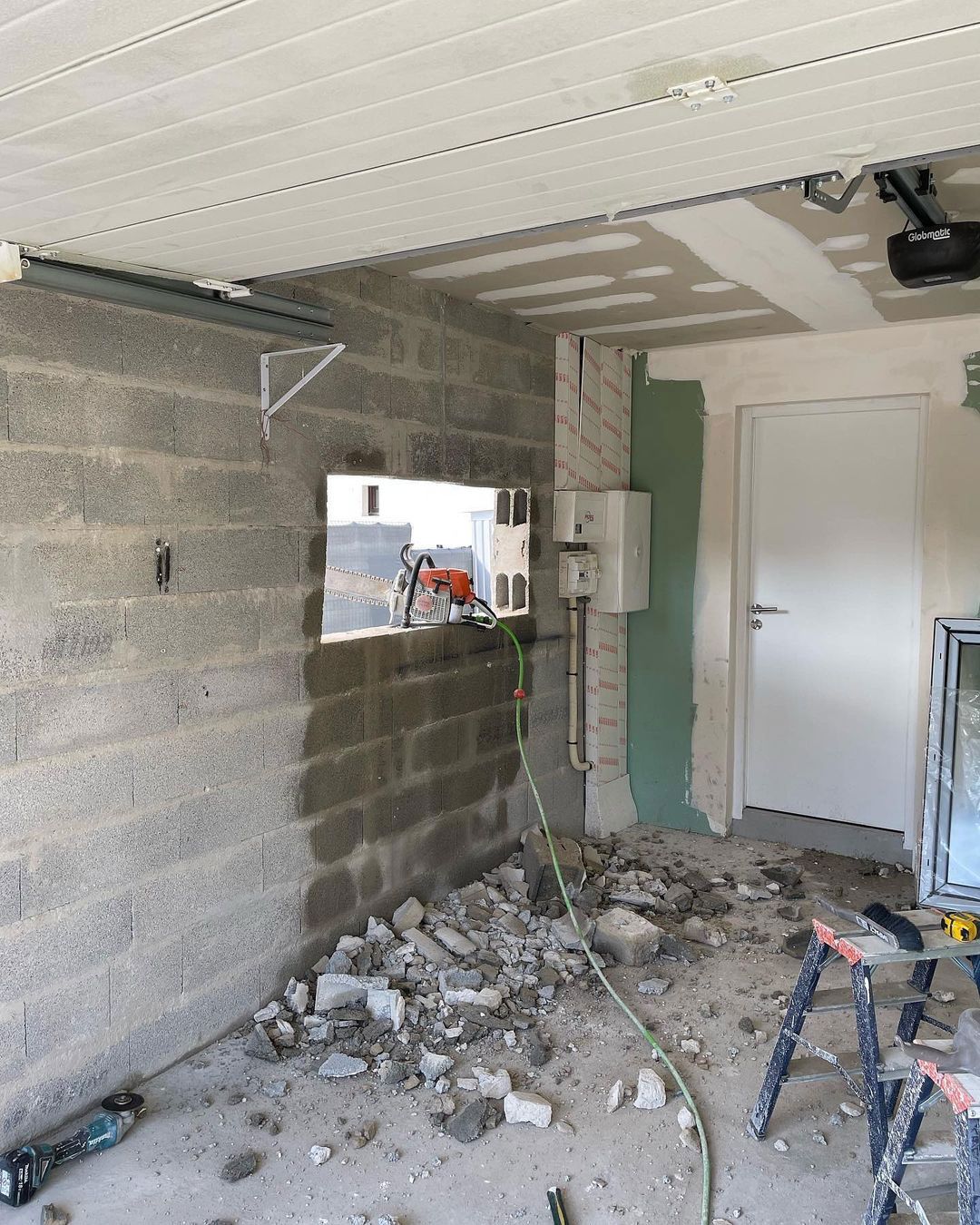 Travaux de maçonnerie dans le Pays de Gex – ouverture d’un mur en parpaings pour la création d’une nouvelle ouverture.