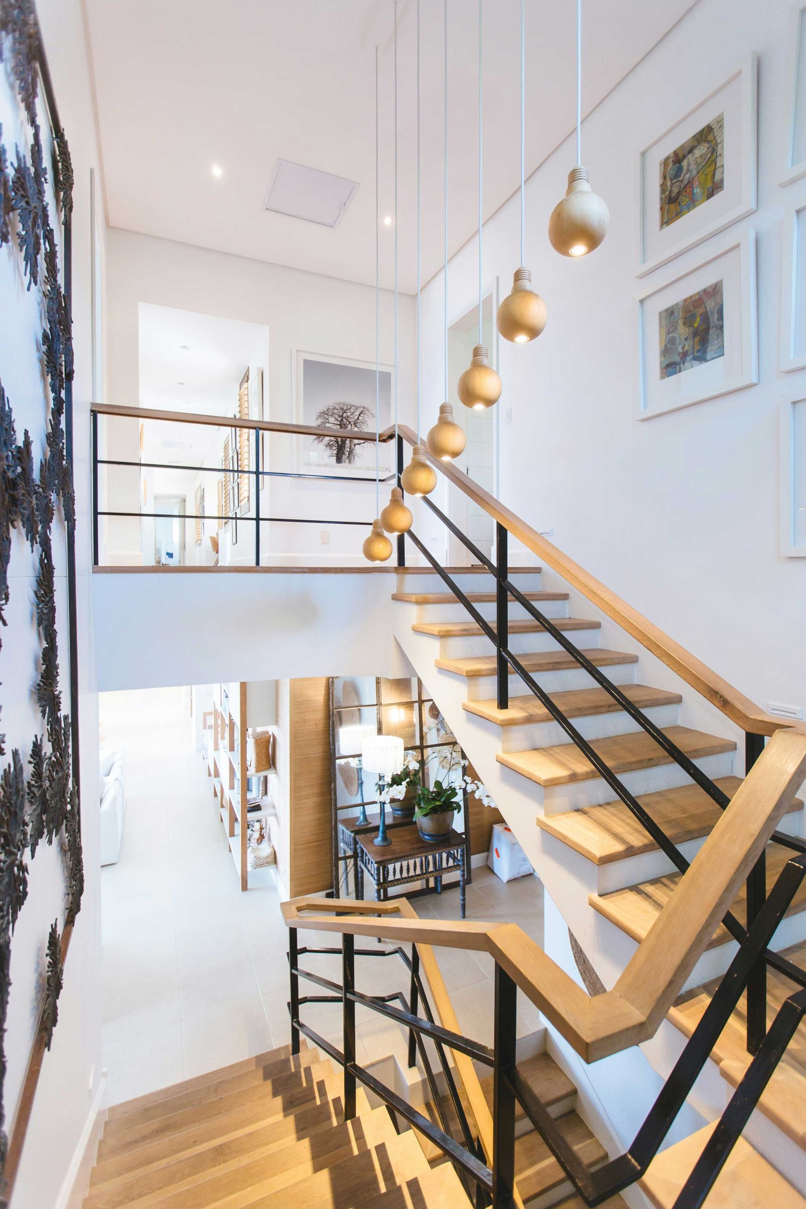 Travaux de rénovation dans le Pays de Gex, modernisation d'un intérieur avec cuisine et espace de vie épuré.