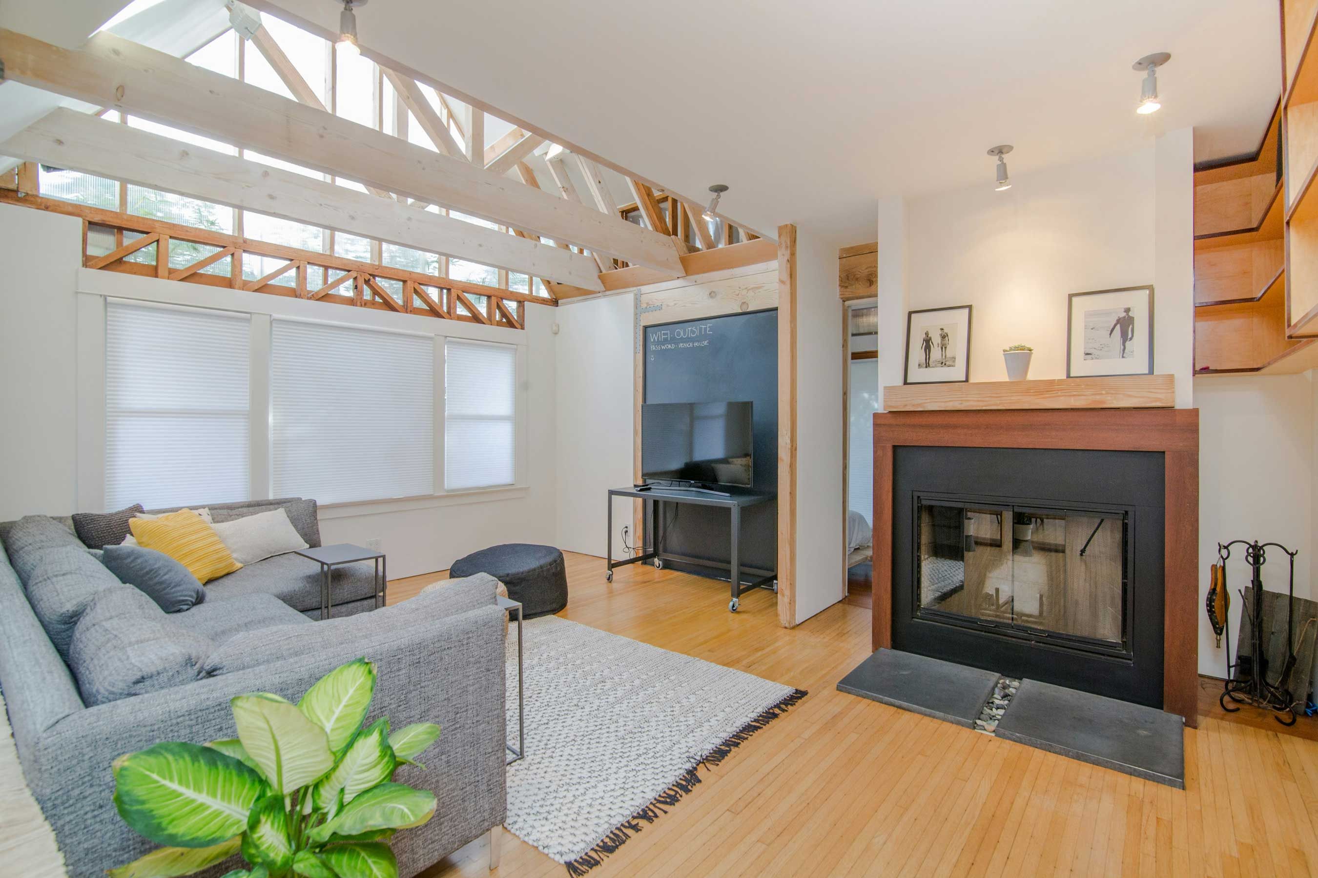 Rénovation d'un appartement moderne dans le Pays de Gex avec des finitions en bois et un design contemporain.